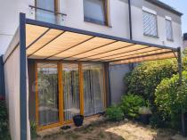 Aranżacja: Kremowa pergola tarasowa Horn 3x4 z roletą