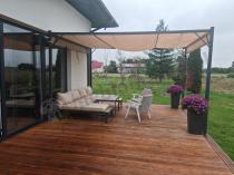 Aranżacja: Kremowa pergola tarasowa Horn 3x4 z roletą