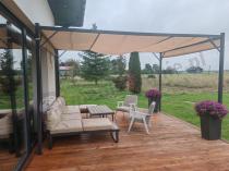 Aranżacja: Kremowa pergola tarasowa Horn 3x4 z roletą