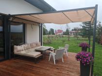 Aranżacja: Kremowa pergola tarasowa Horn 3x4 z roletą