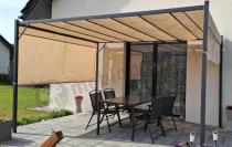 Aranżacja: Kremowa pergola tarasowa Horn 3x4 z roletą