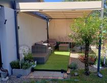 Aranżacja: Kremowa pergola tarasowa Horn 3x4 z roletą