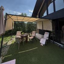 Aranżacja: Kremowa pergola tarasowa z roletami Simi 3x4m