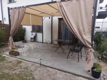 Aranżacja: Kremowa pergola tarasowa z roletami Simi 3x4m