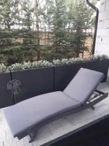 Aranżacja: Leżanka ogrodowa z technorattanu z poduszką Nilamito Anthracite & Dark Grey
