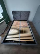 Aranżacja: Łóżko sypialniane tapicerowane Madera 140x200 - metalowa rama