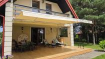 Aranżacja: Markiza tarasowa automatyczna z aluminiowym stelażem Lea 495x300 - Kremowy