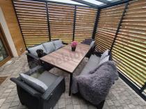 Aranżacja: Meble ogrodowe dla 8 osób, 2 sofy, 2 fotele, stół 200cm z drewnianym blatem Meblobranie CFM Plus grafit + poduszki na