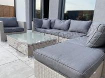 Aranżacja: Meble technorattanowe z regulowanym stołem Nilamito VIII Light Grey+ fotel