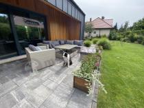 Aranżacja: Meble technorattanowe z regulowanym stołem Nilamito VIII Light Grey+ fotel