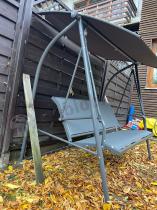 Aranżacja: Metalowa huśtawka trzyosobowa Tivona - Grey
