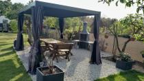 Aranżacja: Metalowa pergola na taras 3x4 z zasłonami i moskitierą Nefir 2.0 - Antracite