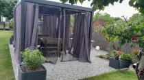 Aranżacja: Metalowa pergola na taras 3x4 z zasłonami i moskitierą Nefir 2.0 - Antracite