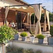 Aranżacja: Metalowa pergola na taras z zasłonami bocznymi Niro 3x5,5 - Cream