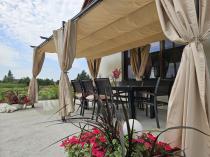 Aranżacja: Metalowa pergola na taras z zasłonami bocznymi Niro 3x5,5 - Cream