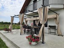 Aranżacja: Metalowa pergola na taras z zasłonami bocznymi Niro 3x5,5 - Cream