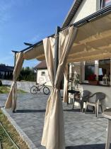 Aranżacja: Metalowa pergola na taras z zasłonami bocznymi Niro 3x5,5 - Cream