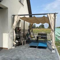 Aranżacja: Metalowa pergola na taras z zasłonami bocznymi Niro 3x5,5 - Cream