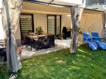 Aranżacja: Metalowa pergola na taras z zasłonami bocznymi Niro 3x5,5 - Cream