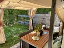 Aranżacja: Metalowa pergola na taras z zasłonami bocznymi Niro 3x5,5 - Cream