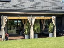 Aranżacja: Metalowa pergola na taras z zasłonami bocznymi Niro 3x5,5 - Cream