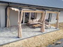 Aranżacja: Metalowa pergola na taras z zasłonami bocznymi Niro 3x5,5 - Cream