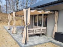 Aranżacja: Metalowa pergola na taras z zasłonami bocznymi Niro 3x5,5 - Cream