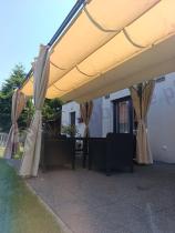 Aranżacja: Metalowa pergola na taras z zasłonami bocznymi Niro 3x5,5 - Cream