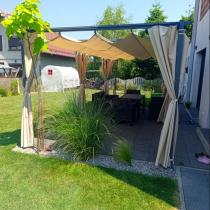 Aranżacja: Metalowa pergola na taras z zasłonami bocznymi Niro 3x5,5 - Cream