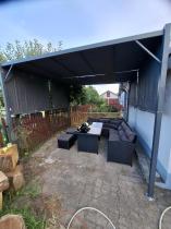 Aranżacja: Metalowa pergola tarasowa z roletami Simi 3x3m Grafit