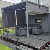 Aranżacja: Metalowa pergola tarasowa z roletami Simi 3x3m Grafit