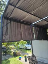 Aranżacja: Metalowa pergola tarasowa z roletami Simi 3x3m Grafit