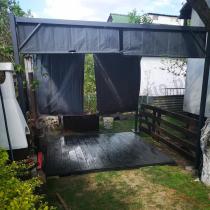 Aranżacja: Metalowa pergola tarasowa z roletami Simi 3x3m Grafit