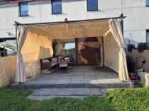 Aranżacja: Metalowa pergola tarasowa z zasłonami 4x4 Niro - Cream
