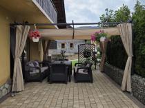 Aranżacja: Metalowa pergola tarasowa z zasłonami 4x4 Niro - Cream
