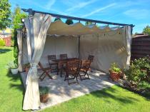 Aranżacja: Metalowa pergola tarasowa z zasłonami 4x4 Niro - Cream