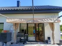 Aranżacja: Metalowa pergola tarasowa z zasłonami 4x4 Niro - Cream