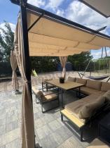 Aranżacja: Metalowa pergola tarasowa z zasłonami 4x4 Niro - Cream