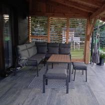 Aranżacja: Metalowy narożnik na taras z pufami i stołem 120cm Doros Corner - Polywood Dark Grey