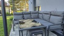 Aranżacja: Metalowy narożnik na taras z pufami o stołem 120cm Doros Corner - Dark Grey