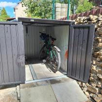 Aranżacja: Metalowy schowek na 3 rowery Varsat 133x222x151