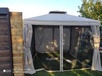 Aranżacja: Mocny pawilon ogrodowy 3x3 metalowy z zasłonami i moskitierą Okapi Max Kremowy