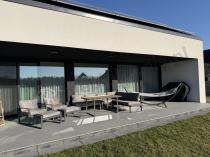 Aranżacja: Modułowe meble obiadowe z narożnikiem z ławą i dwoma fotelami Panaon Grey Teak