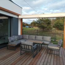 Aranżacja: Modułowe meble tarasowe z ławą i dwoma fotelami Panaon Grey Teak