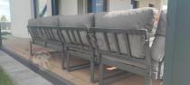 Aranżacja: Modułowe meble tarasowe z ławą i dwoma fotelami Panaon Grey Teak