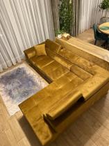 Aranżacja: Musztardowo złoty welurowy narożnik do salonu rozkładany Eridano 272x202 cm prawostronny Monolith 48