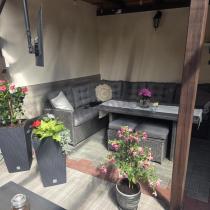 Aranżacja: Narożnik ogrodowy technorattan 250x190cm z pikowanymi poduszkami + pufy Cofete Anthracite