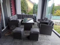 Aranżacja: Narożnik ogrodowy z technorattanu z 2 fotelami + pufy z pikowanymi poduszkami Cofete Anthracite