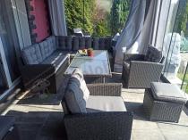 Aranżacja: Narożnik ogrodowy z technorattanu z 2 fotelami + pufy z pikowanymi poduszkami Cofete Anthracite