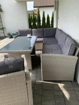 Aranżacja: Narożnik ogrodowy z wysokim stołem, pufami i fotelem - Cofete Light Grey